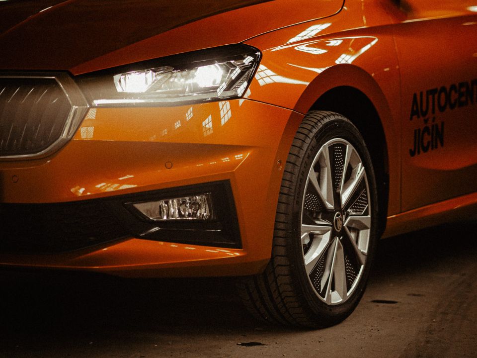 Proč je „dojíždění“ zimních pneumatik v létě nebezpečné?