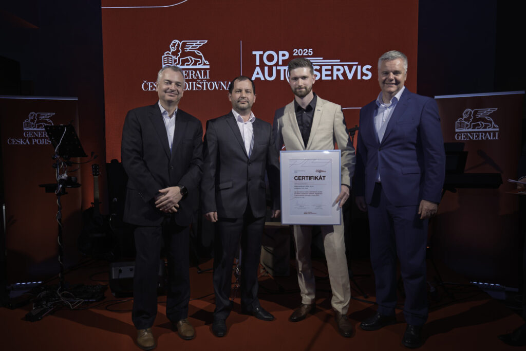 ichal Karban a Tomáš Pecen přebírají ocenění TOP Autoservis. AUTOCENTRUM Jičín garantuje profesionální opravu po nehodě.
